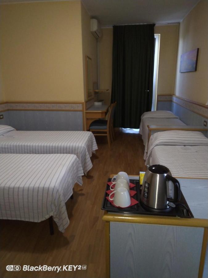 Hotel Route 9 Cadeo Kültér fotó