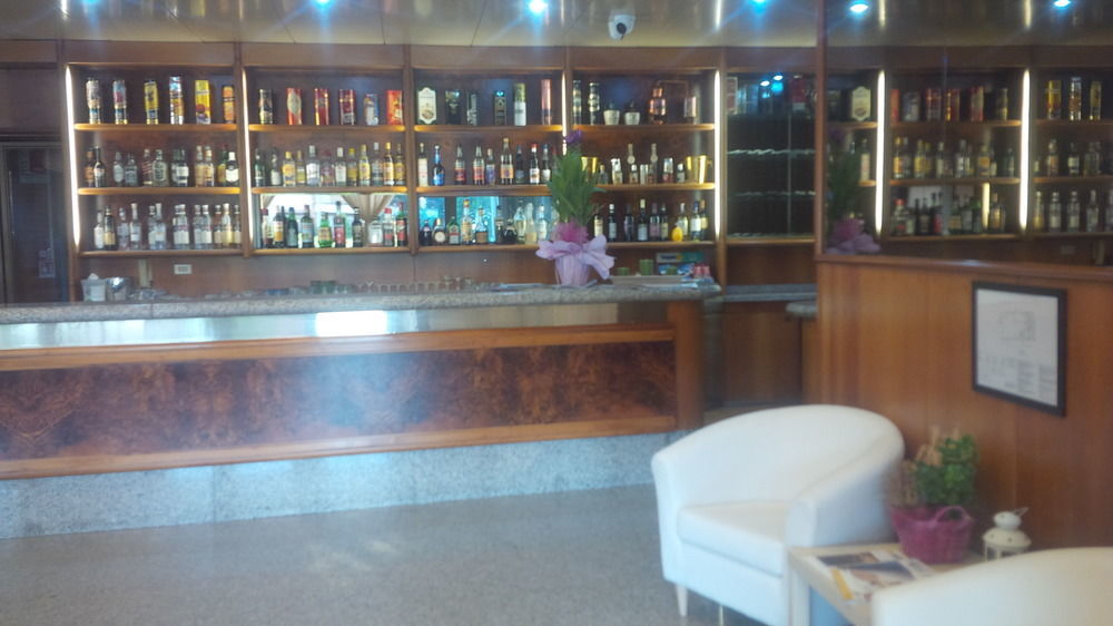 Hotel Route 9 Cadeo Kültér fotó