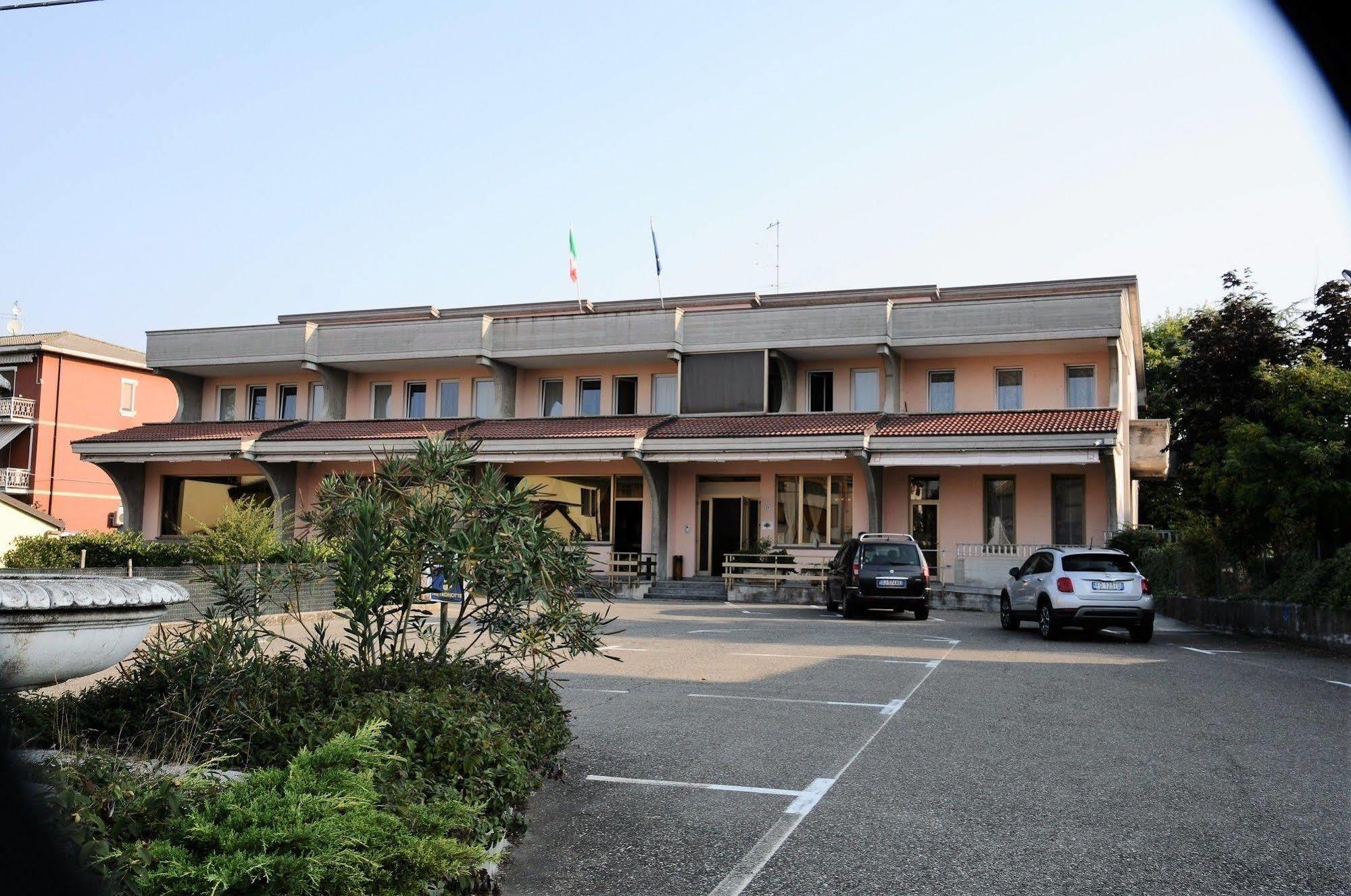 Hotel Route 9 Cadeo Kültér fotó