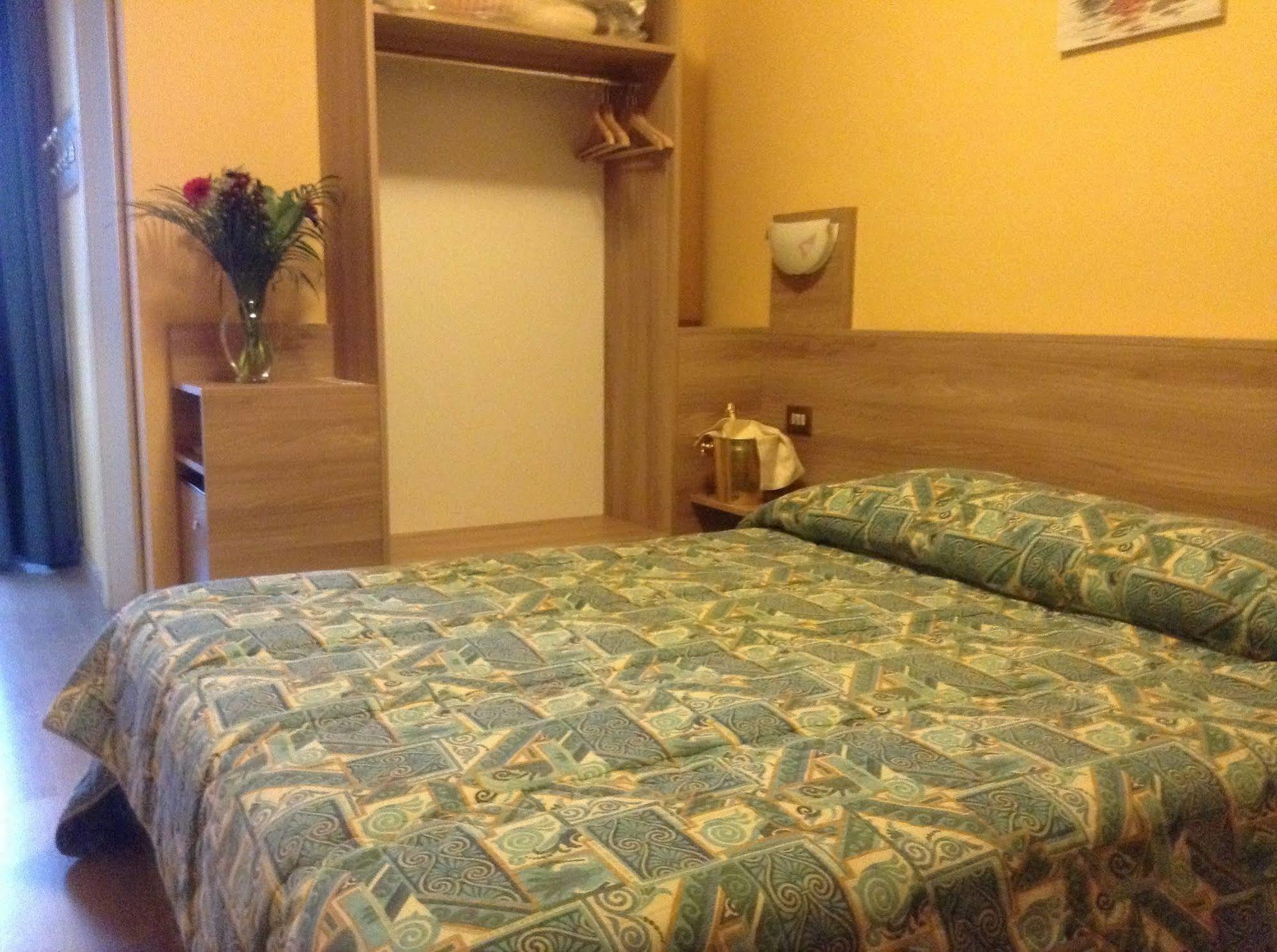 Hotel Route 9 Cadeo Kültér fotó