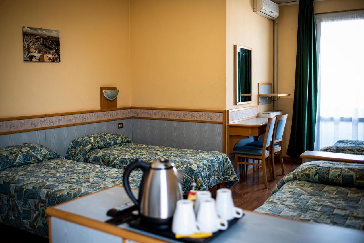 Hotel Route 9 Cadeo Kültér fotó